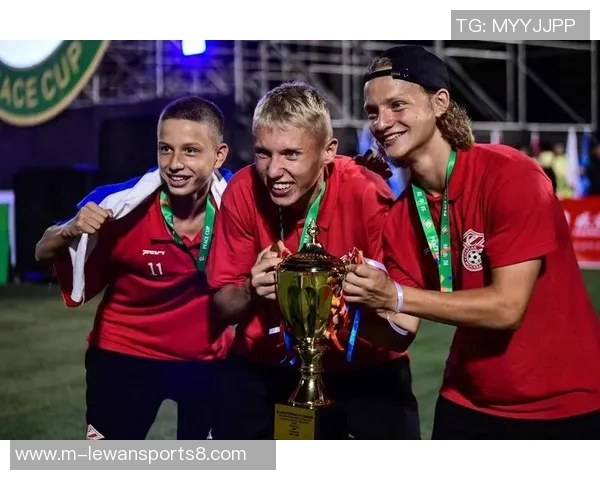 单场足球赛事精彩纷呈球迷热情高涨共同见证巅峰对决